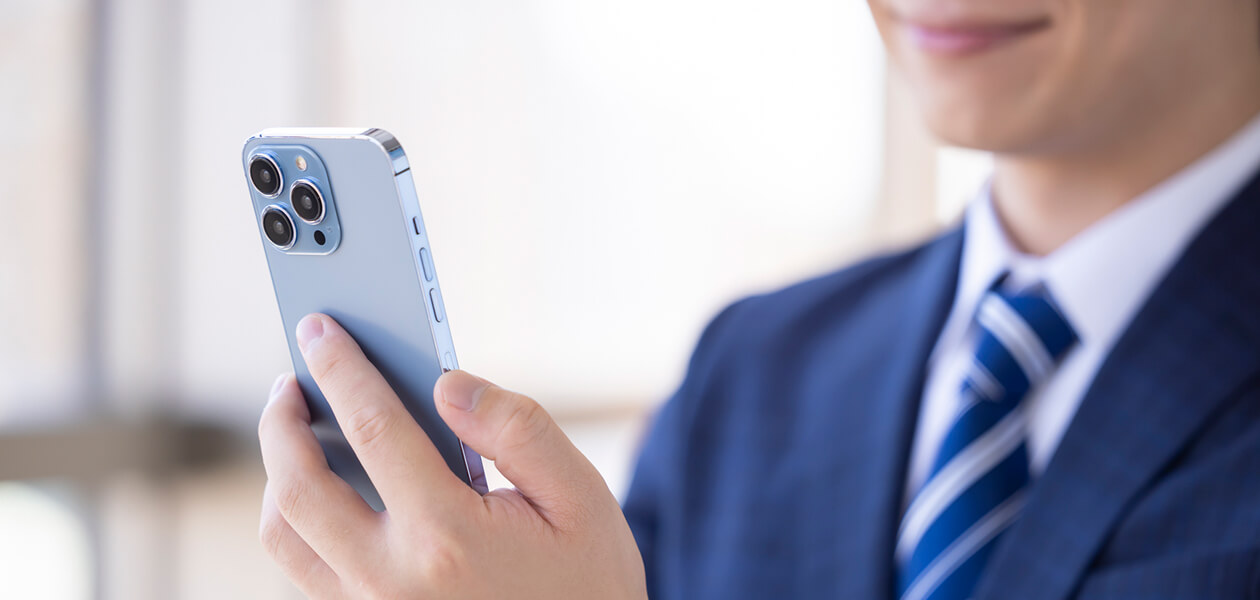 スマホを持つスーツの男性